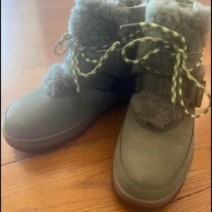 UGG Classic weather hiking boots NEW, size 8